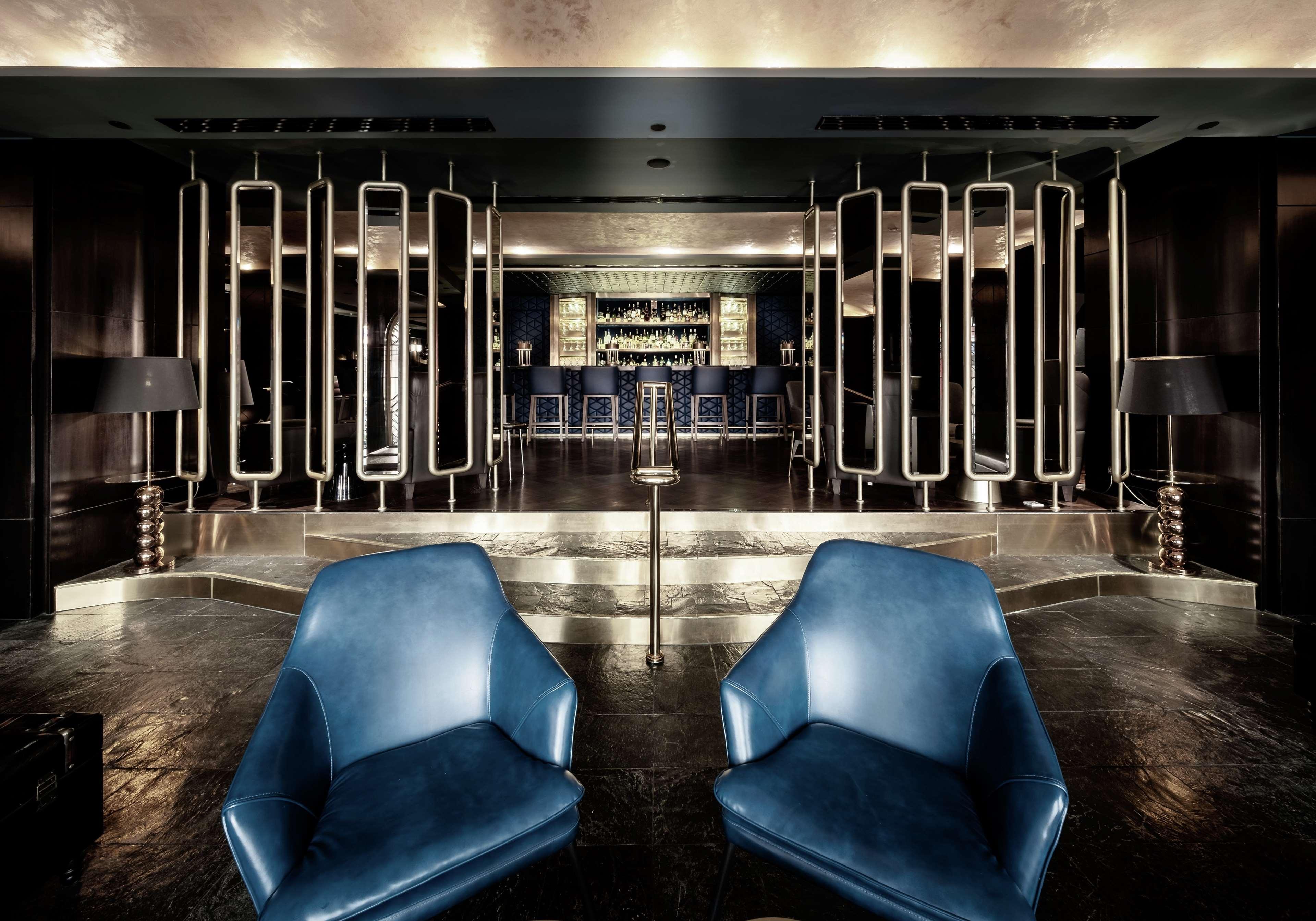 Hilton Kota Kinabalu Hotel Екстериор снимка The bar at the 100 Queen's Gate