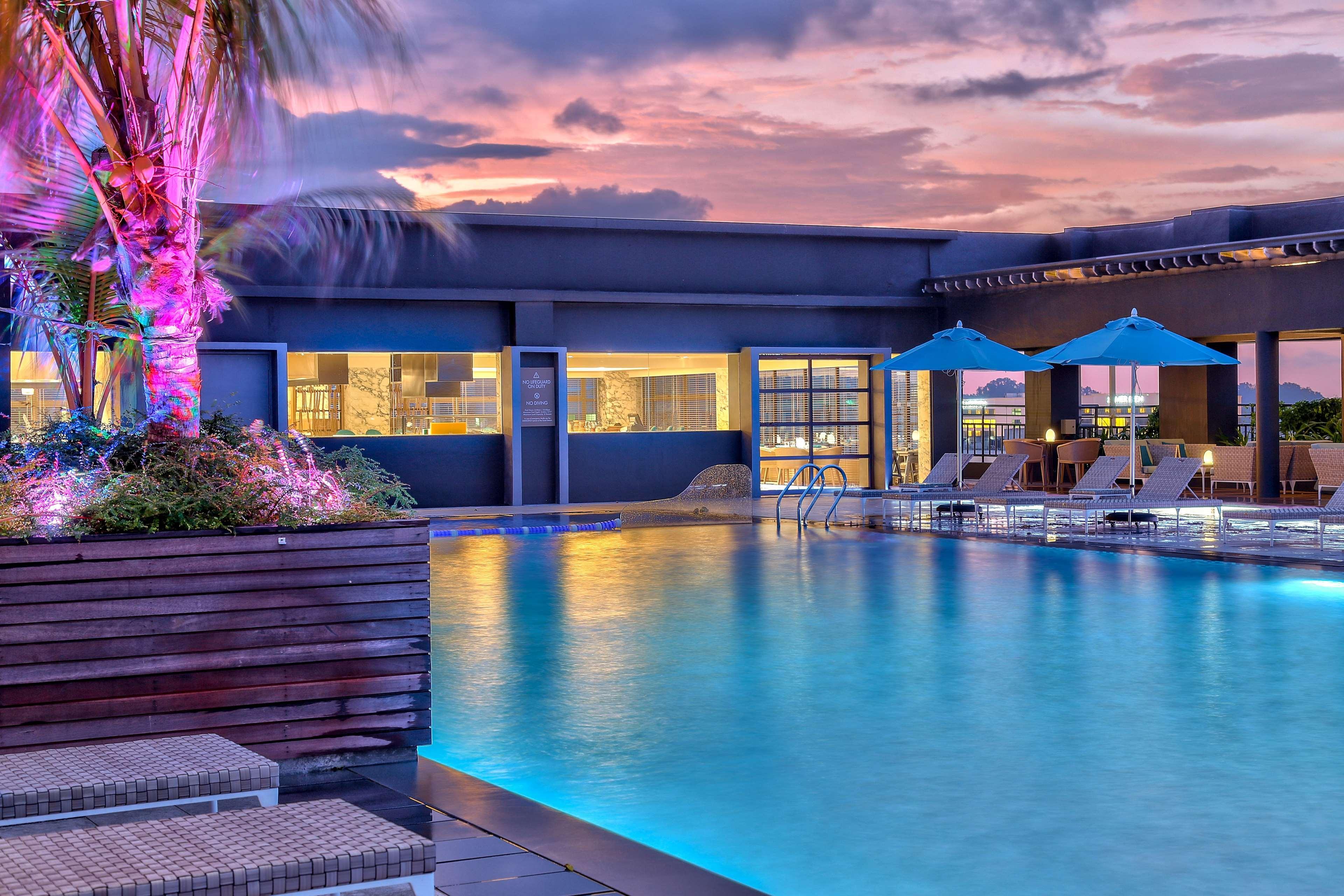 Hilton Kota Kinabalu Hotel Екстериор снимка The swimming pool at the hotel