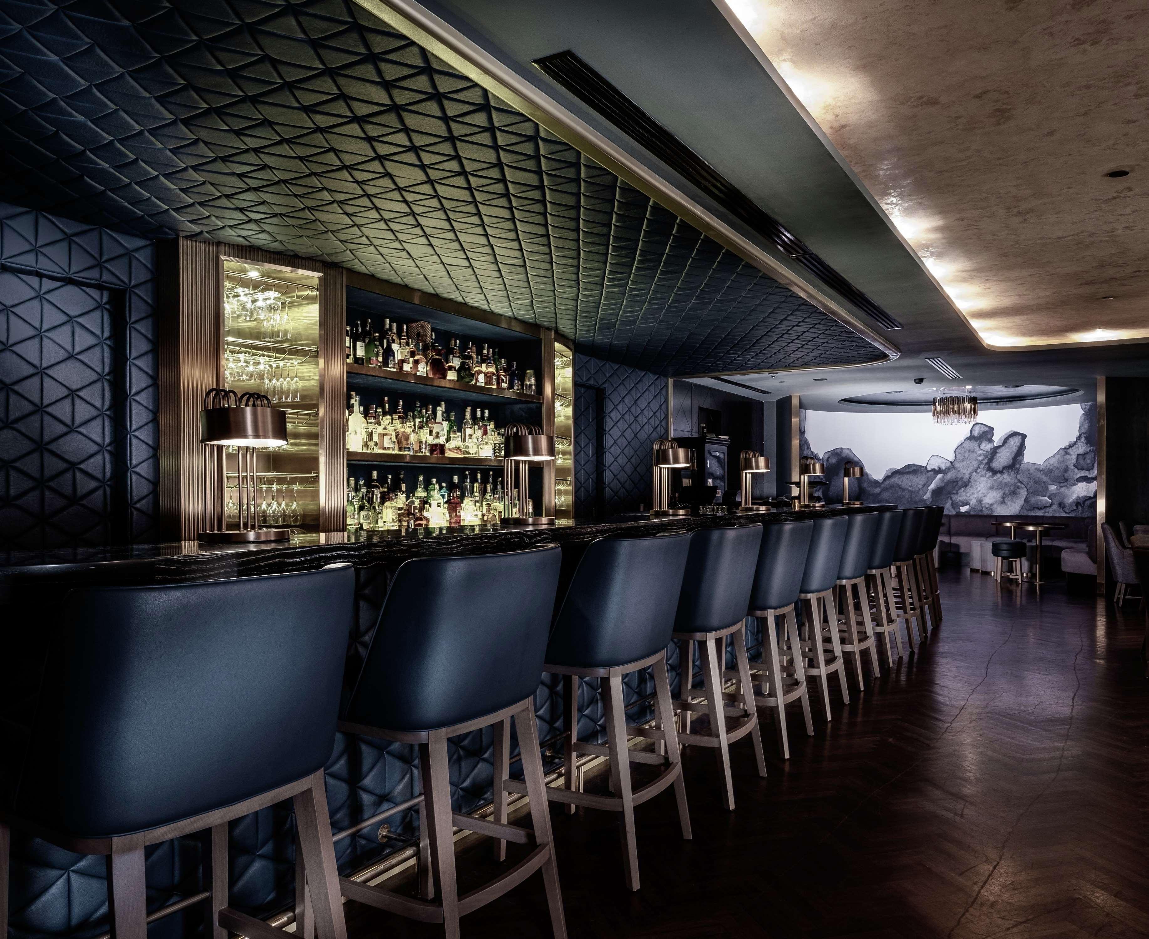 Hilton Kota Kinabalu Hotel Екстериор снимка The bar at the 1905 Bar