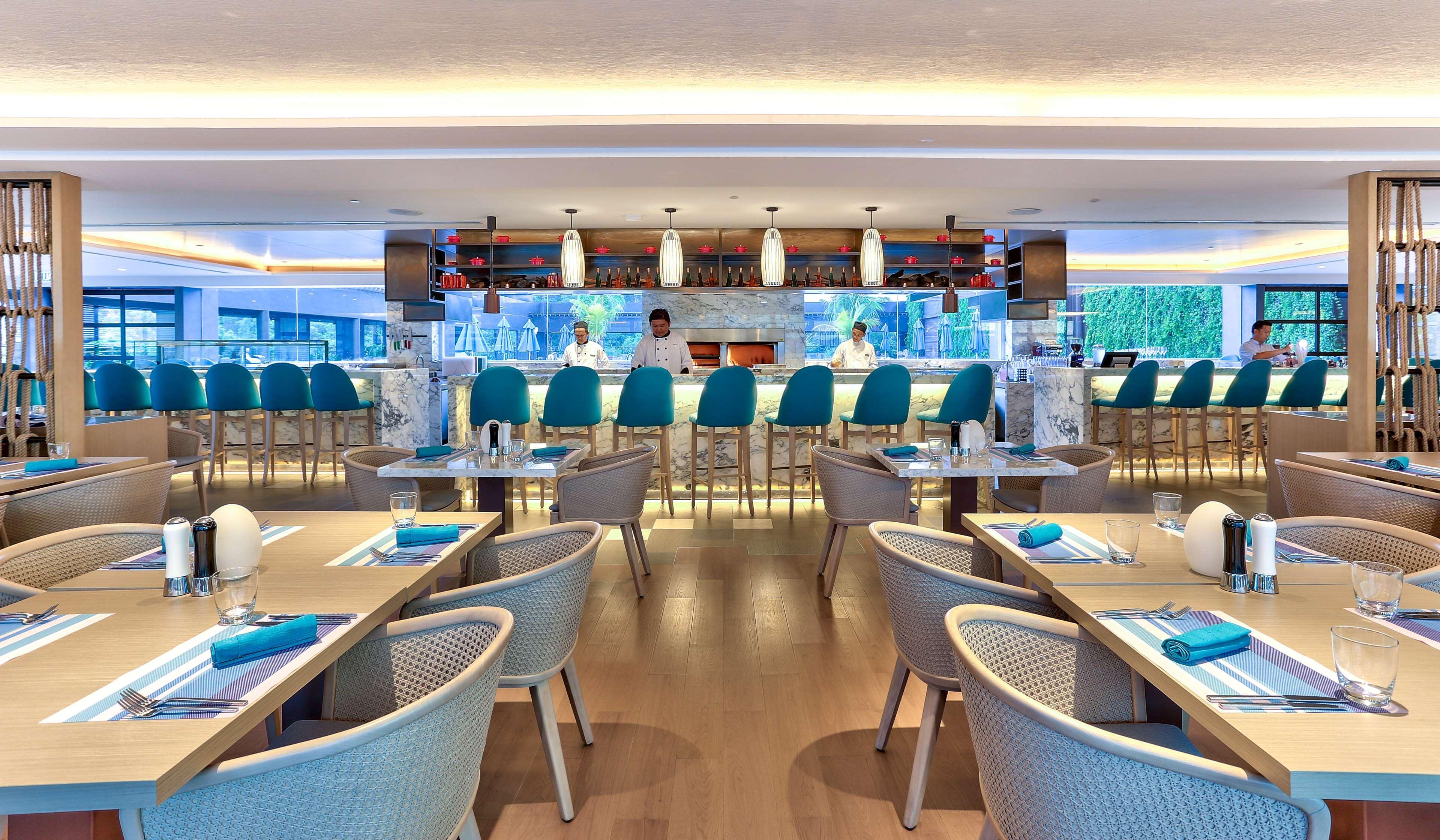 Hilton Kota Kinabalu Hotel Екстериор снимка The interior of the restaurant