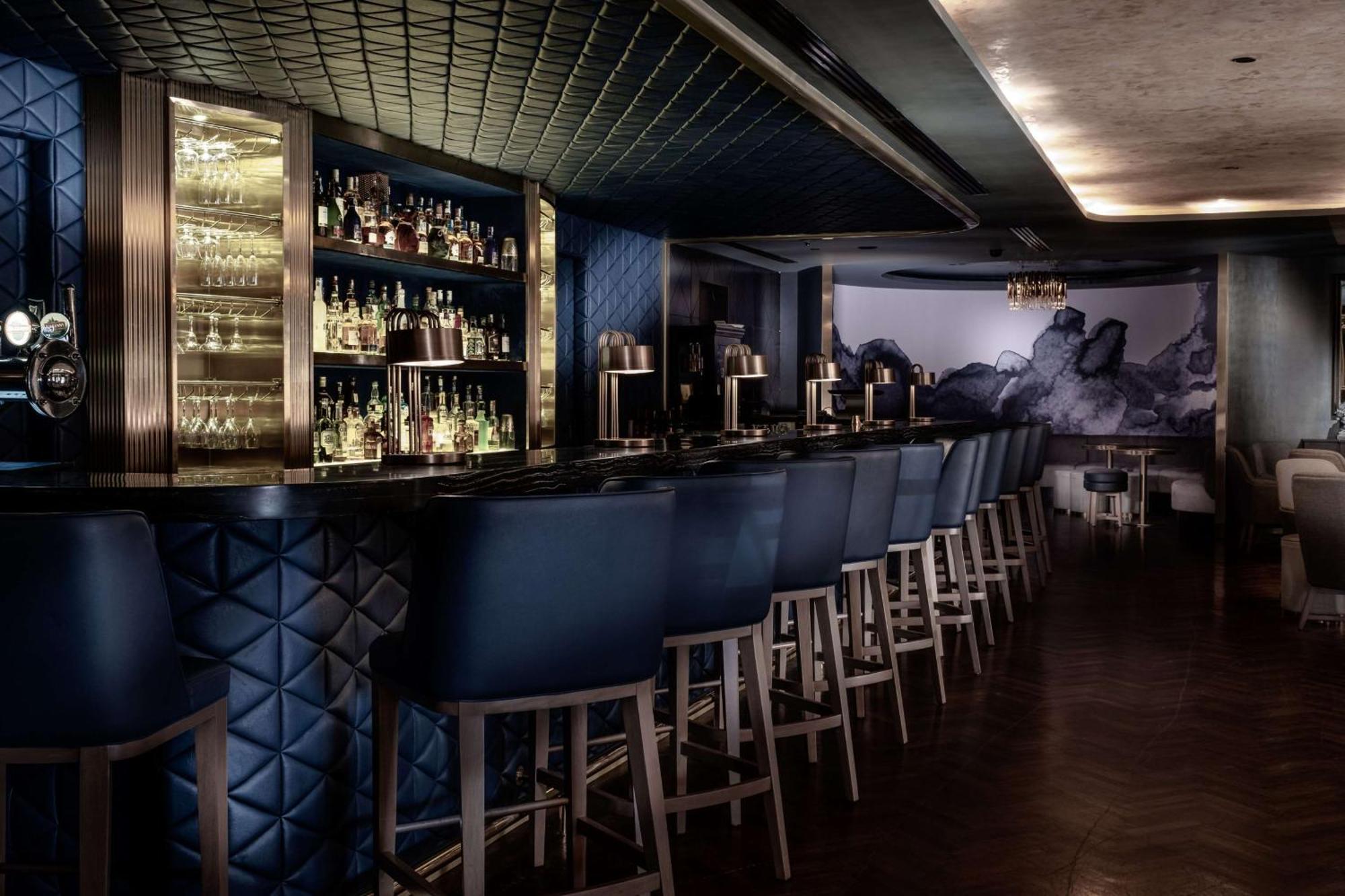 Hilton Kota Kinabalu Hotel Екстериор снимка The bar at the Mandarin Oriental, New York