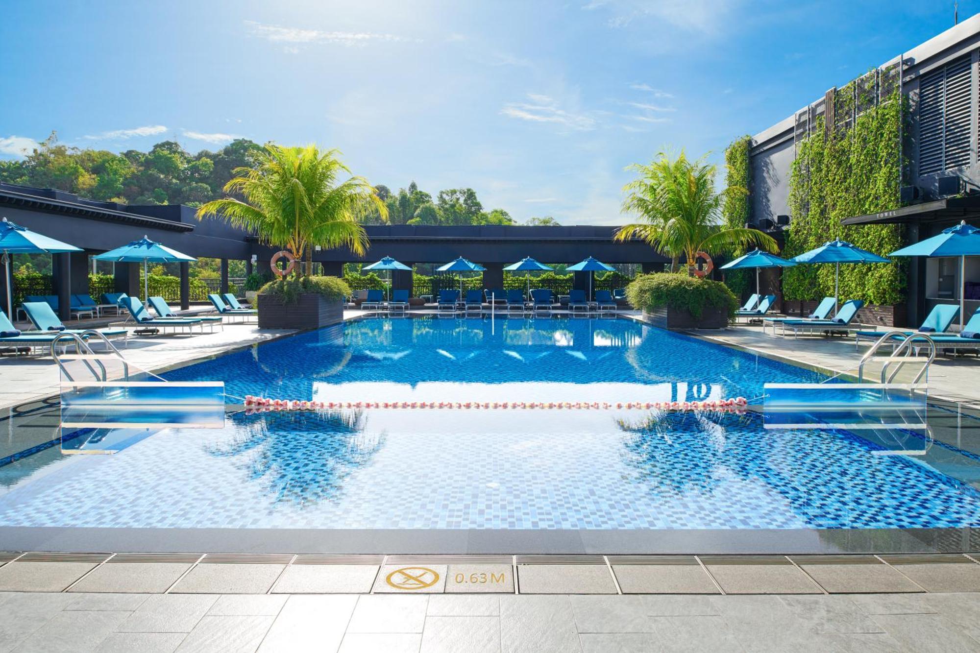 Hilton Kota Kinabalu Hotel Екстериор снимка The swimming pool at the hotel