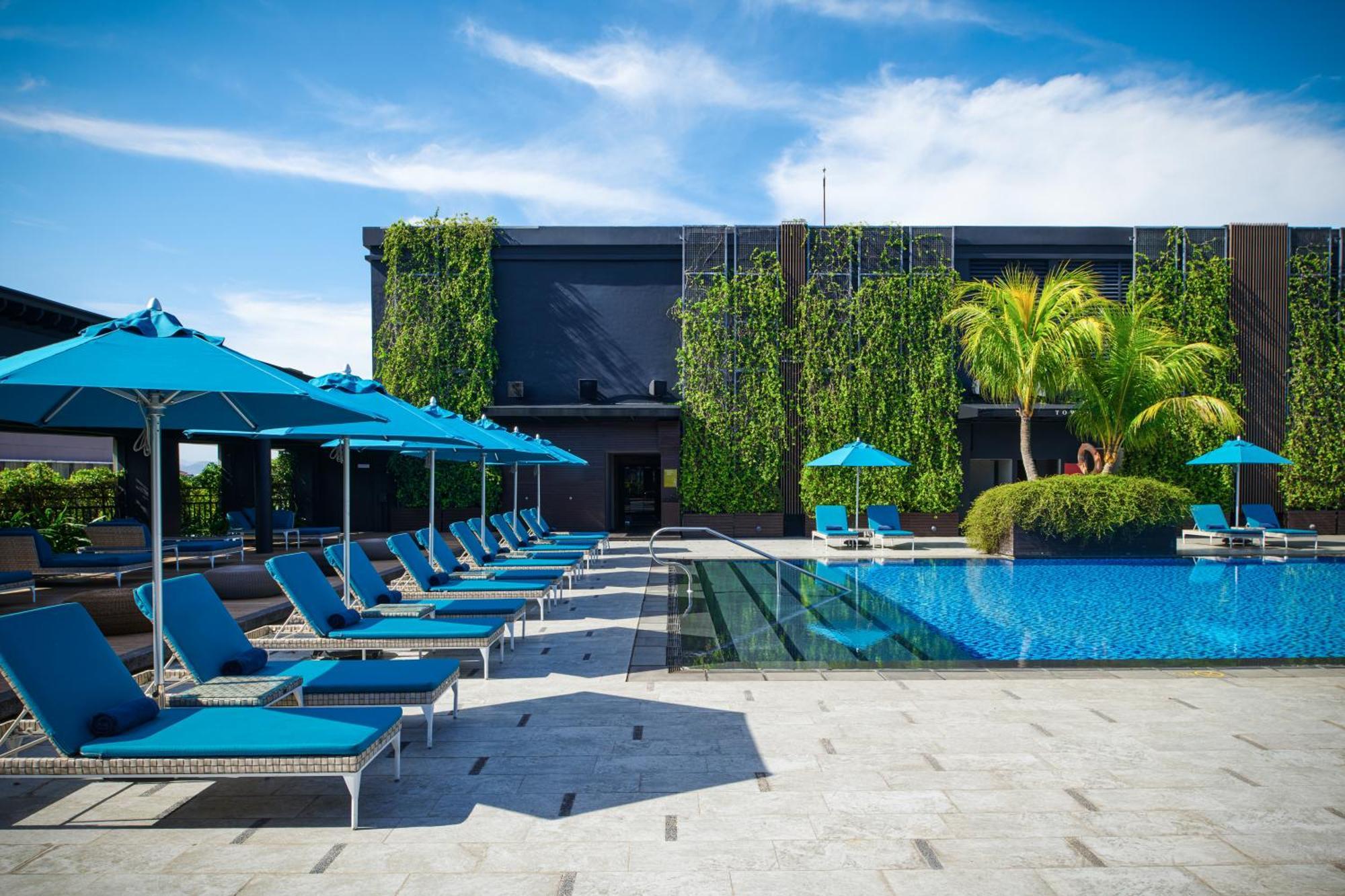 Hilton Kota Kinabalu Hotel Екстериор снимка The pool at the hotel
