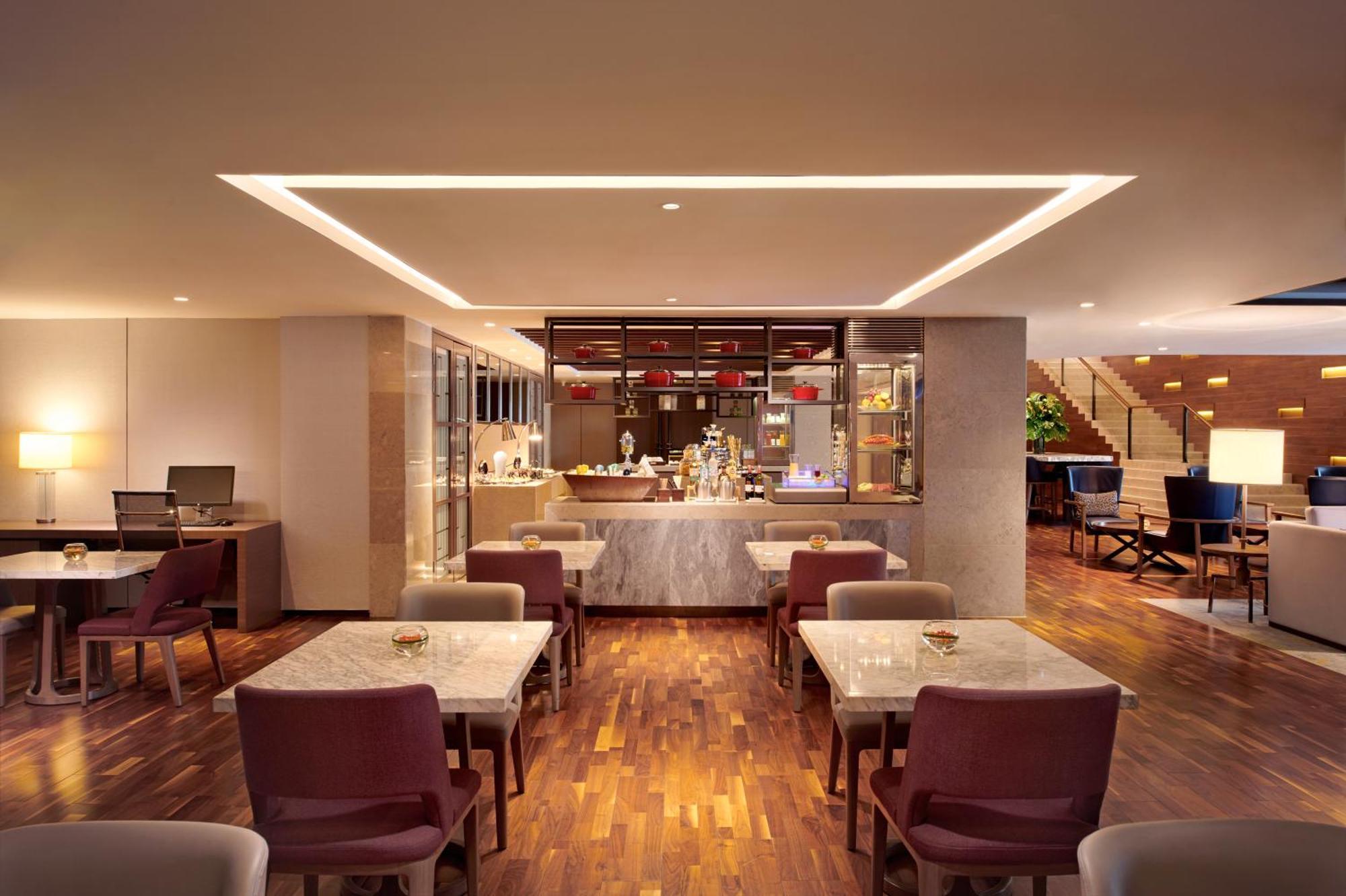 Hilton Kota Kinabalu Hotel Екстериор снимка The lounge at the airport