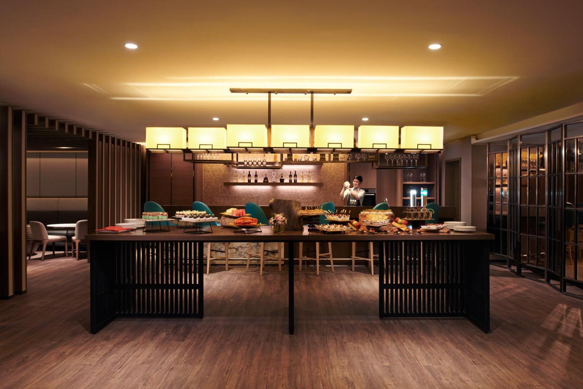 Hilton Kota Kinabalu Hotel Екстериор снимка The lounge at Changi Airport