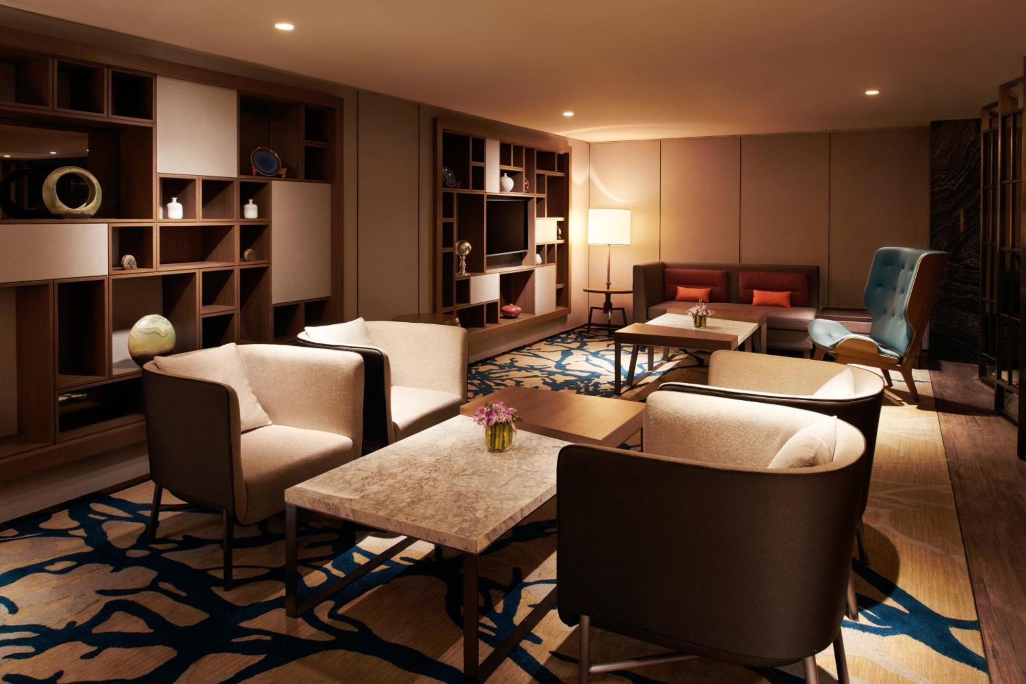 Hilton Kota Kinabalu Hotel Екстериор снимка The Club lounge at Hong Kong International Airport