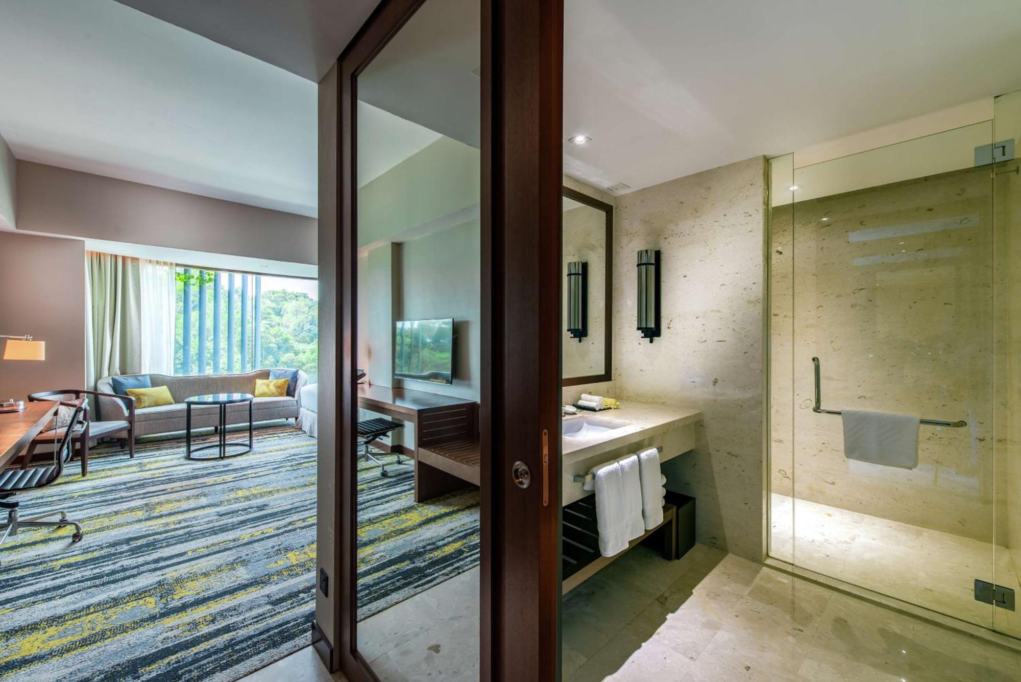 Hilton Kota Kinabalu Hotel Екстериор снимка Deluxe Suite